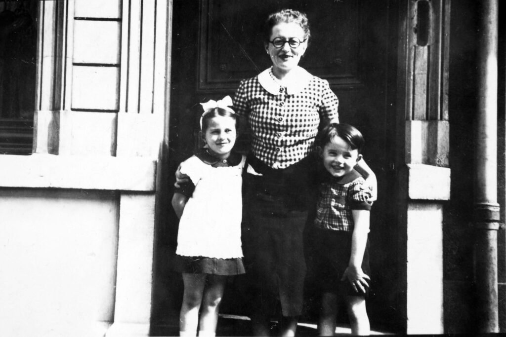 Portrait photo de Lili Keller Rosenberg assise